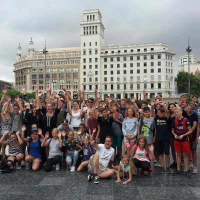 Bild vergrern: Gruppenfoto mit den Teilnehmern der Sommerfreizeit 2017 auf der
Plaza de Catalunya in Barcelona